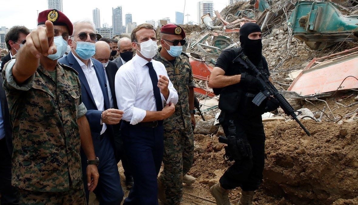 الرئيس الفرنسي إيمانويل ماكرون في مرفأ بيروت بعد الانفجار (أ ف ب).