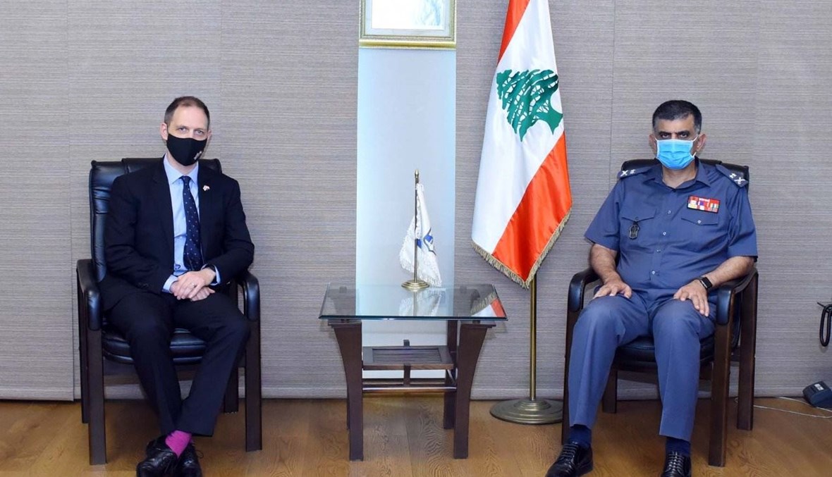 اللواء عماد عثمان والسفير البريطاني الجديد في لبنان إيان كولار.