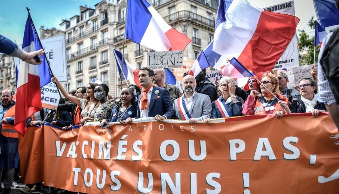 تظاهرات ضد فرض الشهادة الصحية في فرنسا (أ ف ب).
