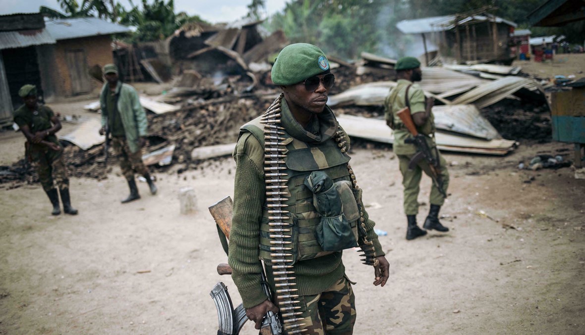جندي من القوات المسلحة لجمهورية الكونغو الديموقراطية يشارك في دورية راجلة في قرية منزالاحو بالقرب من بيني (18 شباط 2020، أ ف ب). 