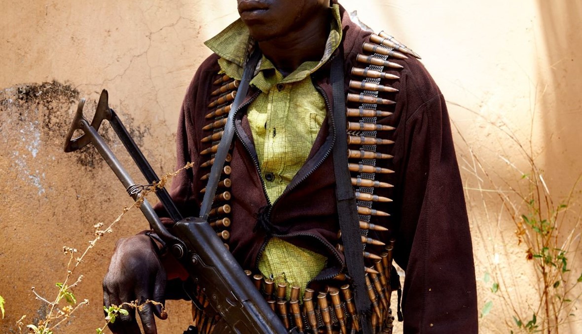 عنصر من الجيش الشعبي لتحرير السودان في المعارضة، خلال انعقاد محادثات السلام في باجيري بولاية إيماتونغ في جنوب السودان (14 شباط 2019، ا ف ب).