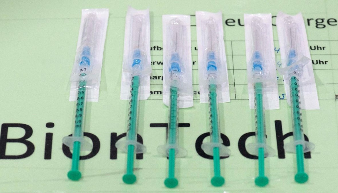 محاقن مع لقاح بايونتيك وضعت على صينية في مركز تطعيم في لودفيغسبورغ جنوب ألمانيا (3 آب 2021، أ ف ب). 