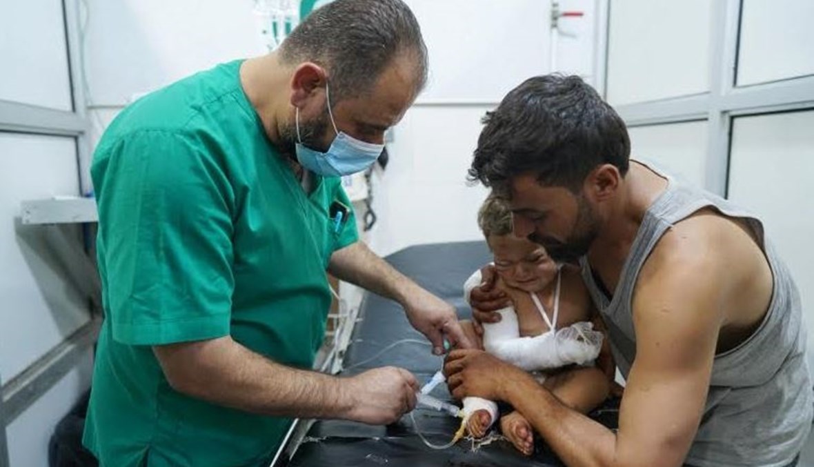إسعاف طفلة في شمال سوريا أصيبت في قصف للنظام قبل يومين.
