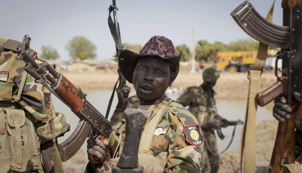 جندي من جنوب السودان يهتف احتفالًا باستعادة القوات الحكومية من المتمردين العاصمة الإقليمية بينتيو في ولاية الوحدة جنوب السودان (12 ك2 2014، أ ب).