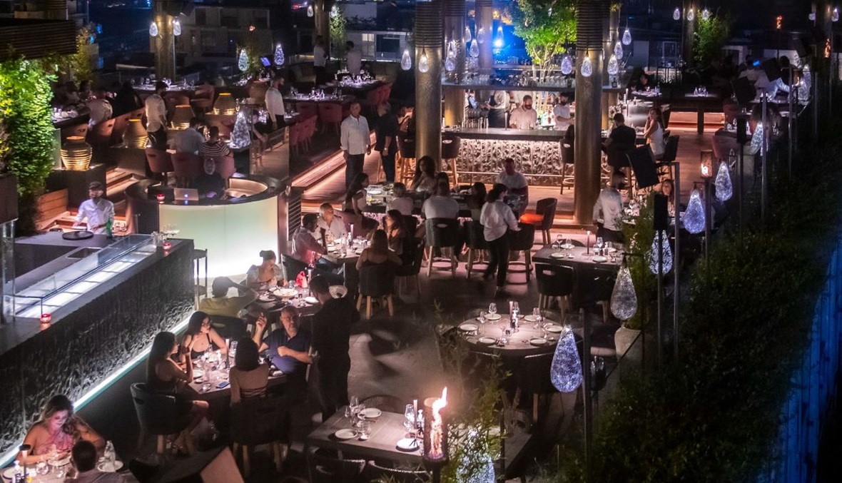 الملاهي والمطاعم تعجّ باللبنانيين (لقطة من مطعم في بيروت- نبيل اسماعيل).