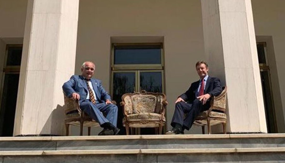 صورة عن مواقع التواصل الإجتماعي للسفير الروسي لدى جاغاريان -الى اليسار- مع نظيره البريطاني الجديد لدى طهران شيركليف.