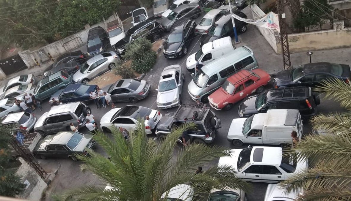 طوابير السيارات في طرابلس.
