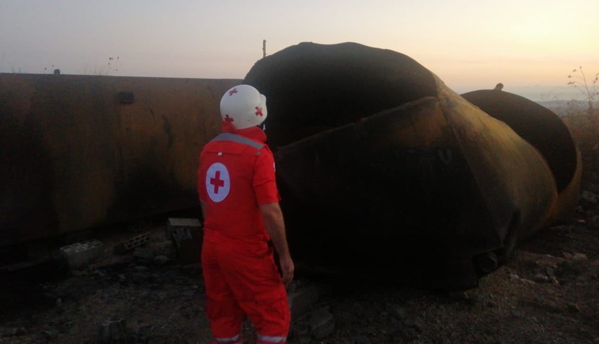 عنصر من الصليب الأحمر في موقع انفجار التليل.