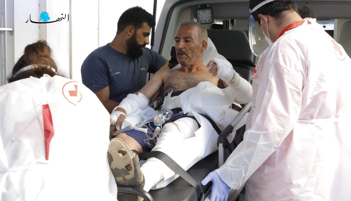 إسعاف مصاب بانفجار التليل في مستشفى الجعيتاوي (مارك فياض).
