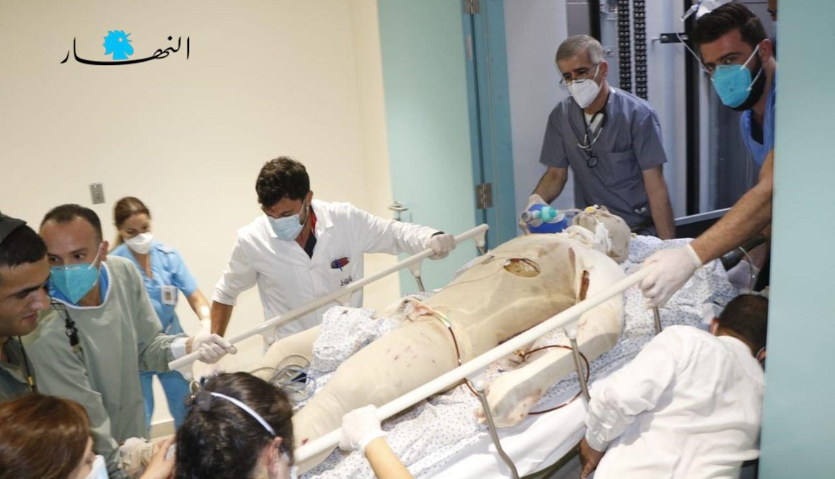 إسعاف أحد مصابي انفجار تليل- عكار في مستشفى الجعيتاوي (تصوير حسن عسل)