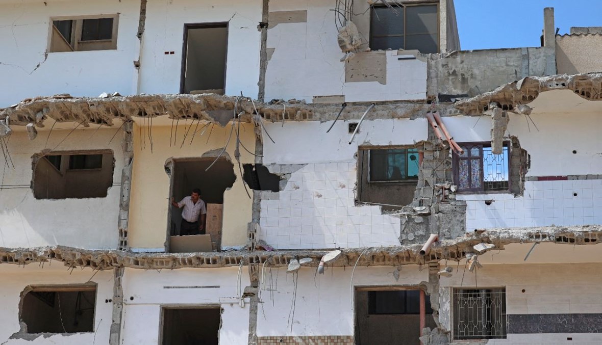 رجل فلسطيني وقف في مبنى مدمر في مدينة غزة (10 آب 2021، أ ف ب). 
