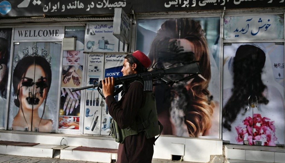 "طالبان" تُزيل أوجه النساء من واجهات محال التزيين بعد سيطرتها على أفغانستان (أ ف ب).