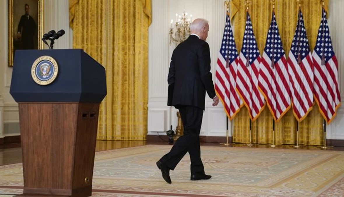 الرئيس الأميركي جو بايدن مغادراً المنصة بعد خطابه (أ ف ب).