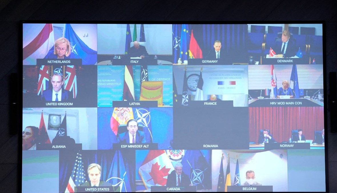 وزراء خارجية الأطلسي يظهرون على شاشة خلال استماعهم إلى ستولتنبرغ خلال اجتماع عبر الفيديو في مقر الحلف في بروكسيل (20 آب 2021، أ ف ب). 