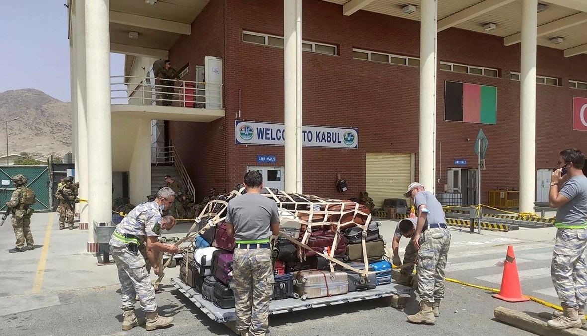 خلال عمليات الإجلاء في مطار كابول (أ ف ب).