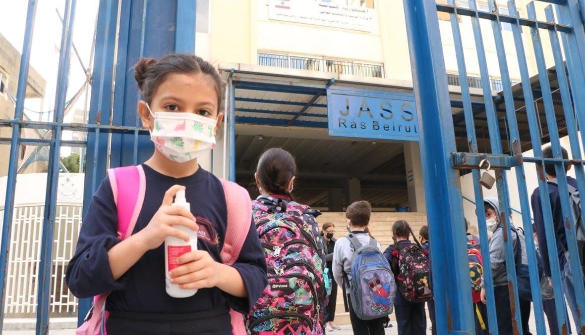 طفلة أمام باب مدرستها في بيروت (حسن عسل).