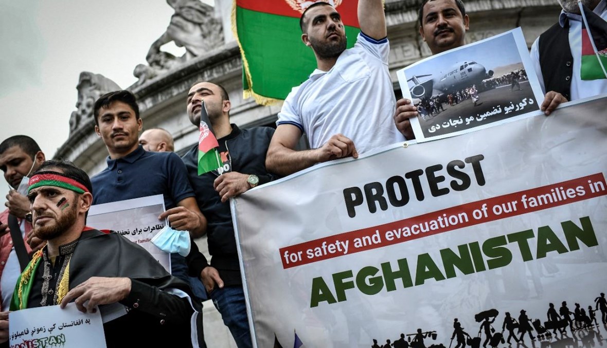 متظاهرون رفعوا لافتات في ساحة الجمهورية في باريس، خلال مسيرة لدعم أفغانستان بعد استيلاء طالبان عليها (22 آب 2021، أ ف ب). 