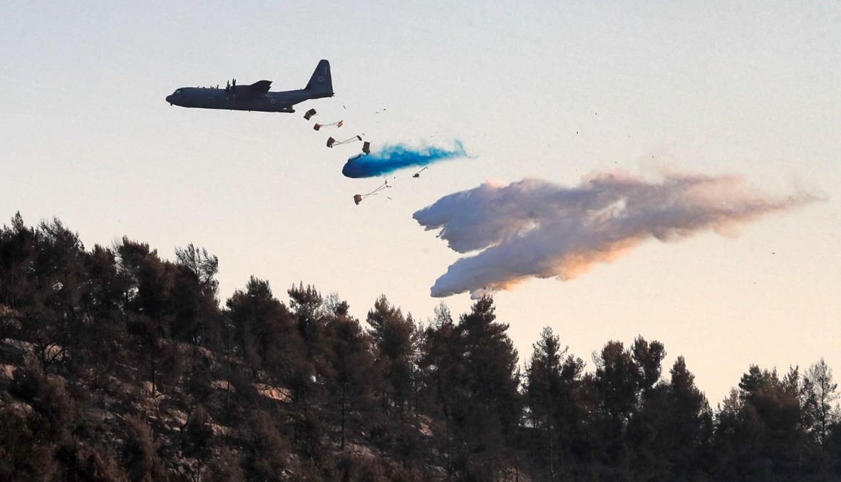 صورة تعبيرية- طائرة تقذف مواد مانعة للحريق خلال إخماد نيران مندلعة في غابة بالقرب من كيبوتس تسوفا غرب القدس (17 آب 2021ـ أ ف ب). 