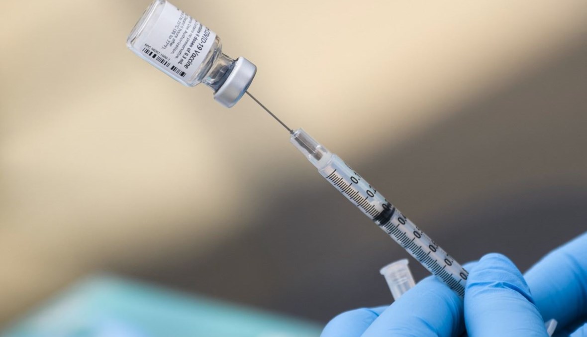  تجهيز حقنة بجرعة من لقاح فايزر في عيادة تطعيم متنقلة في لوس أنجلوس بكاليفورنيا (7 آب 2021، أ ف ب). 