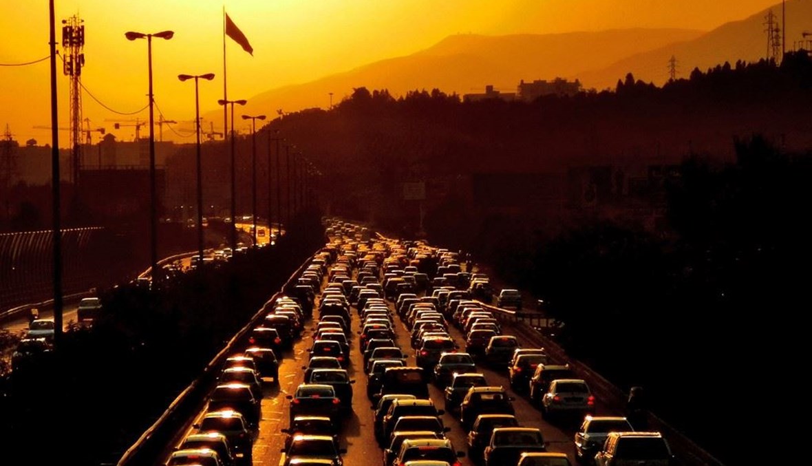 السيارات على طريق سريع مع غروب الشمس في العاصمة الإيرانية طهران (أ ف ب). 