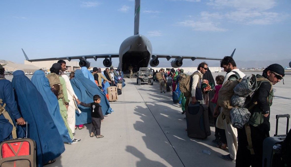 لاجئون افغان في مطار كابول (ا ف ب)