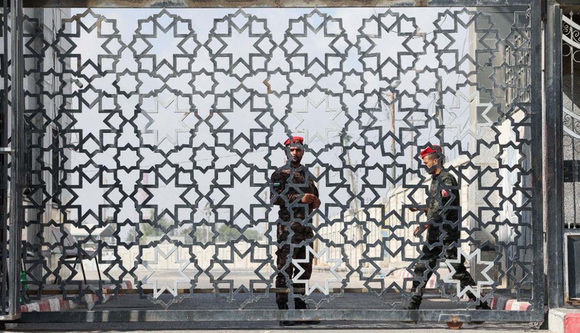 عناصر من قوات الأمن الفلسطينية وقفوا عند معبر رفح الحدودي المغلق المؤدي إلى مصر في جنوب قطاع غزة (23 آب 2021، أ ف ب). 