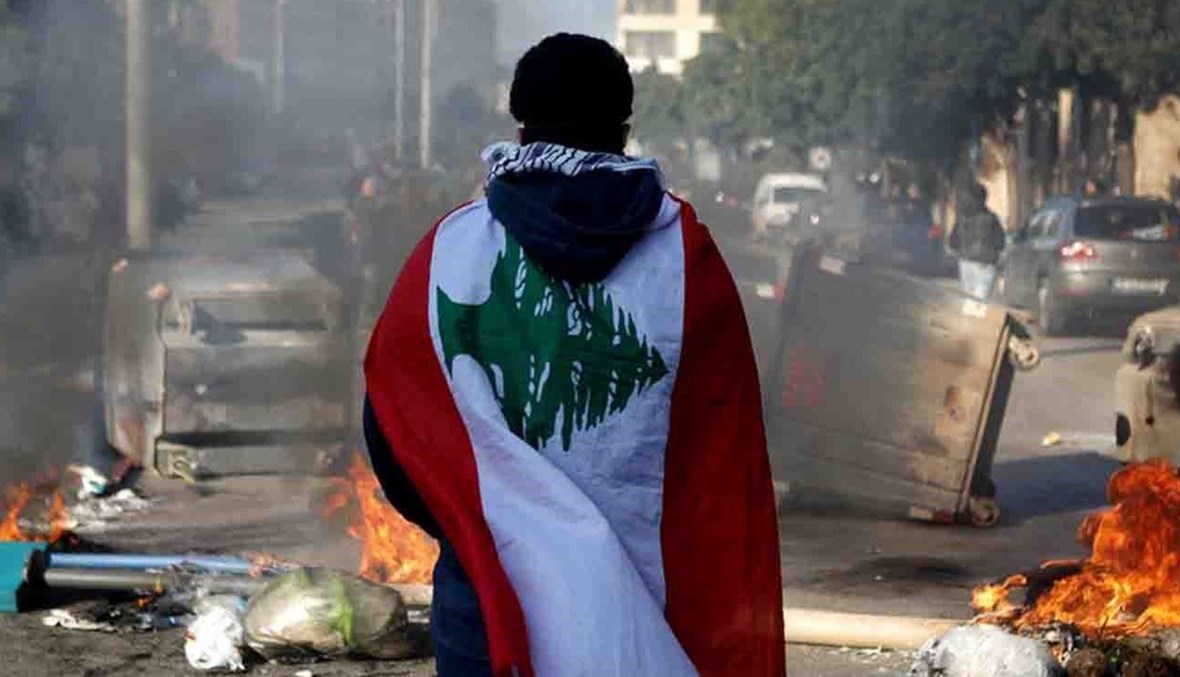 شاب يحمل العلم اللبناني