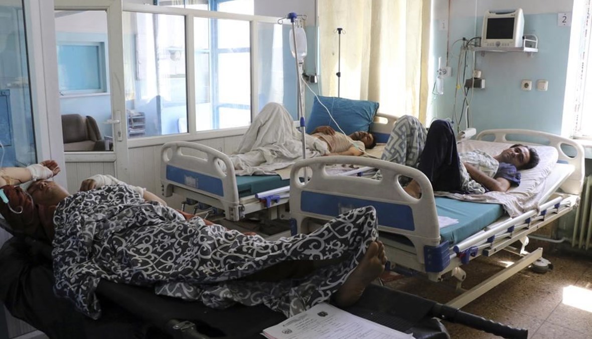 أفغان  يتلقون العلاج في مستشفى بعد إصابتهم في هجوم كابول (27 آب 2021، أ ب). 