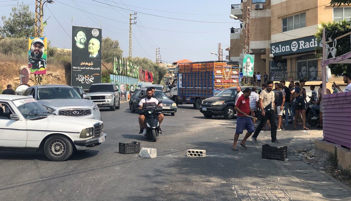 5 جرحى بإطلاق نار أمام محطة في العباسية... الأهالي قطعوا الطريق احتجاجاً