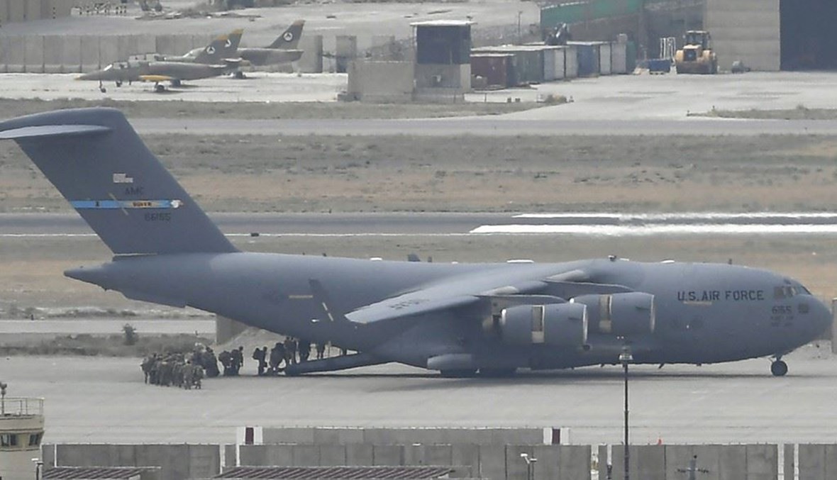 طائرة أميركية في مطار كابول (أ ف ب).