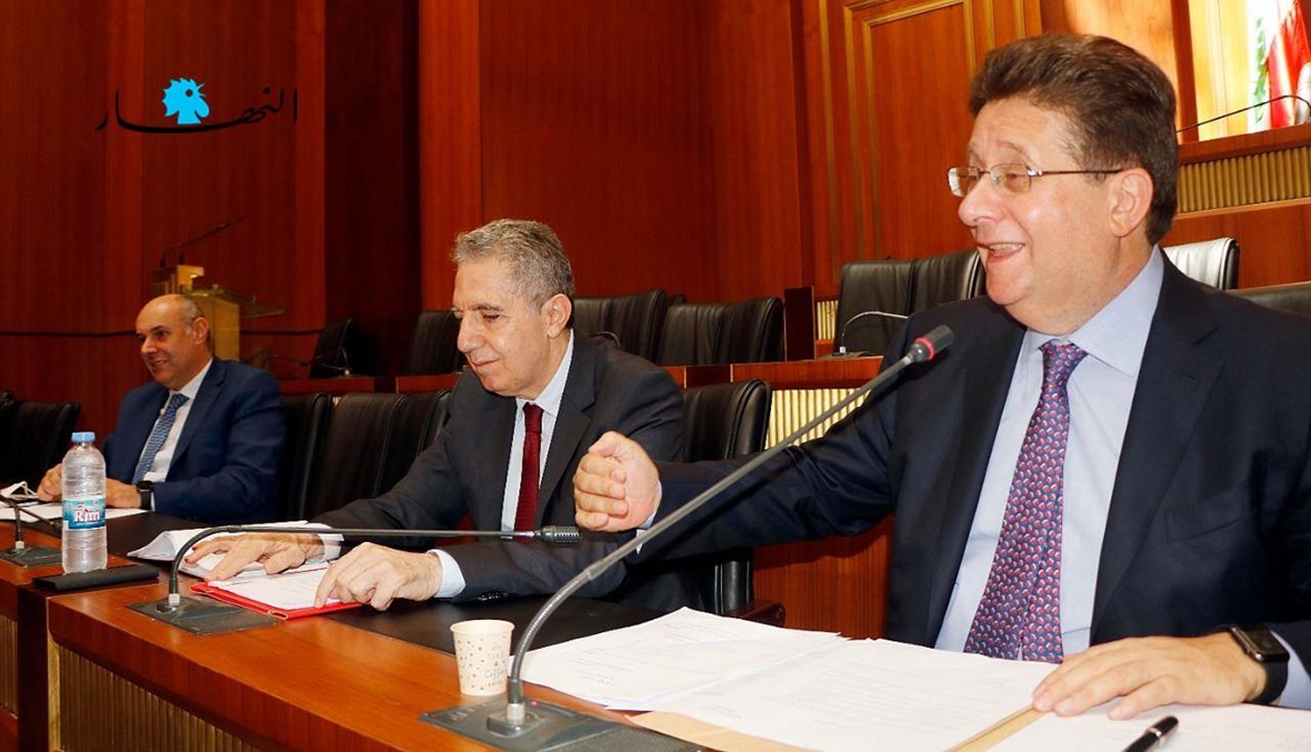 النائب ابراهيم كنعان إلى جانبه وزير المال في حكومة تصريف الأعمال (تصوير حسن عسل). غازي وزني