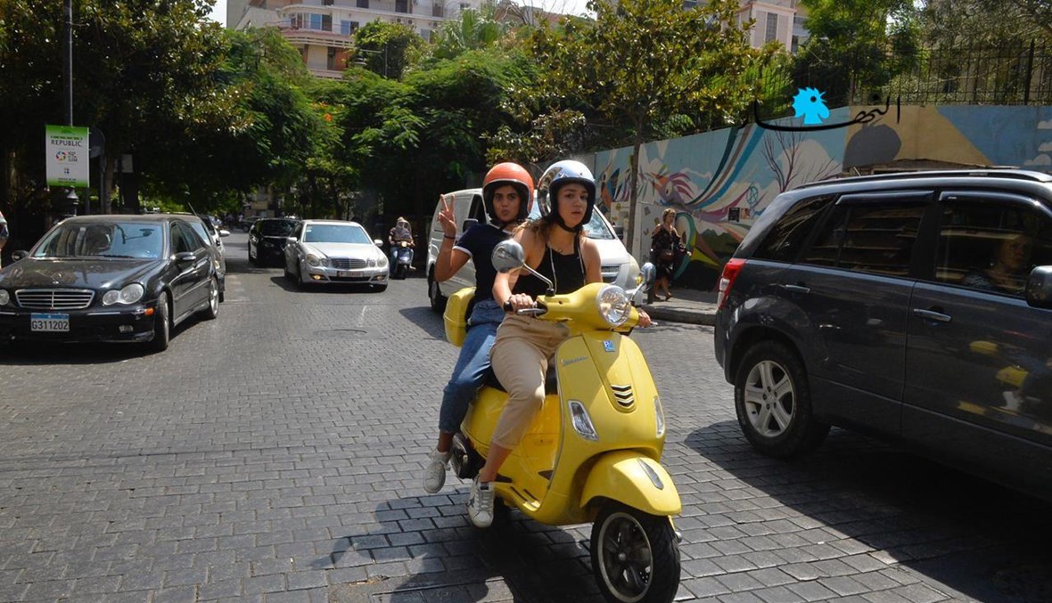 صبيّتان تستقلّان درّاجة نارية في بيروت (حسام شبارو).
