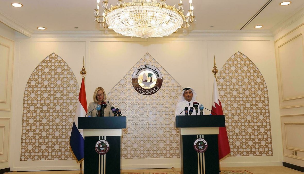 وزيرا خارجية قطر وهولندا في مؤتمر صحافي مشترك في الدوحة (أ ف ب).