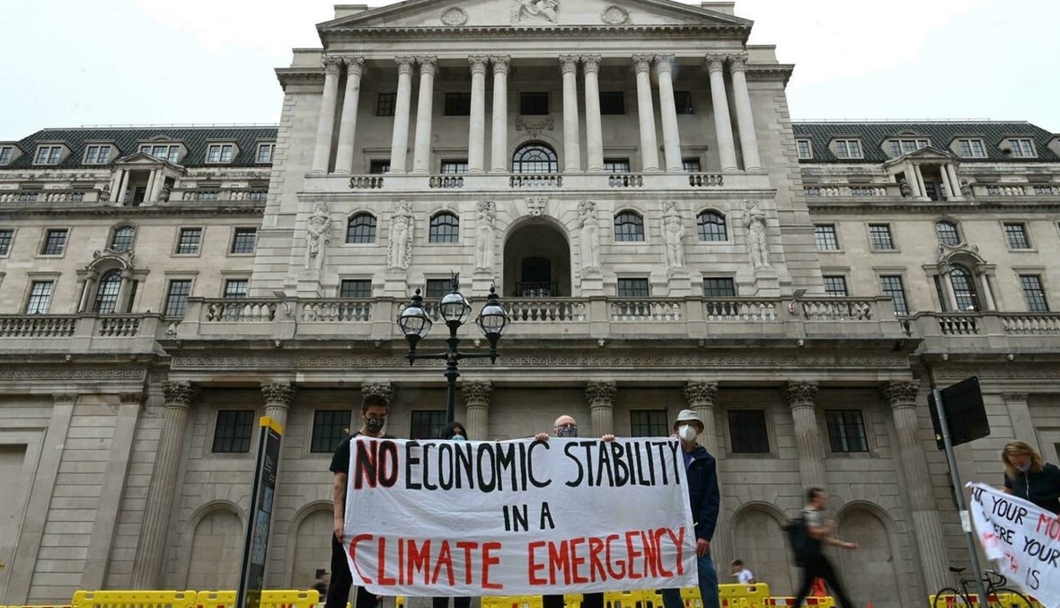تظاهرة لدعاة حماية البيئة أمام بنك إنكلترا (أ ف ب).