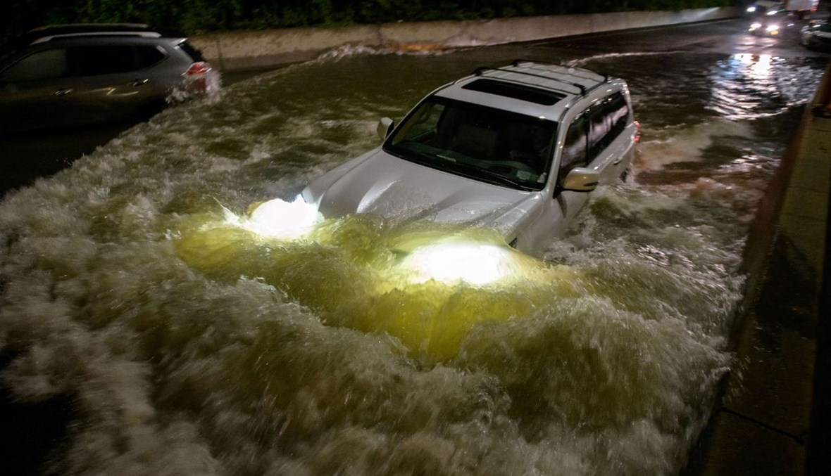 سيارة تمر على طريق سريع غمرته المياه في بروكلين بنيويورك (2 أيلول 2021ـ أ ف ب). 