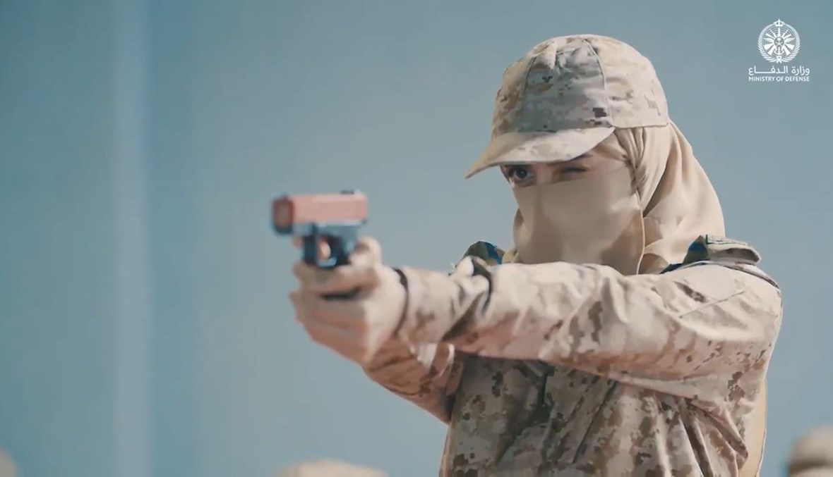 "كفاءة واحترافية"... السعودية تخرّج الدفعة الأولى من الكادر النسائي للقوات المسلحة (فيديو)
