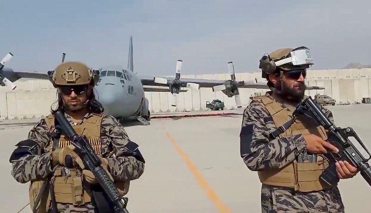 جنديّان في مطار كابول.
