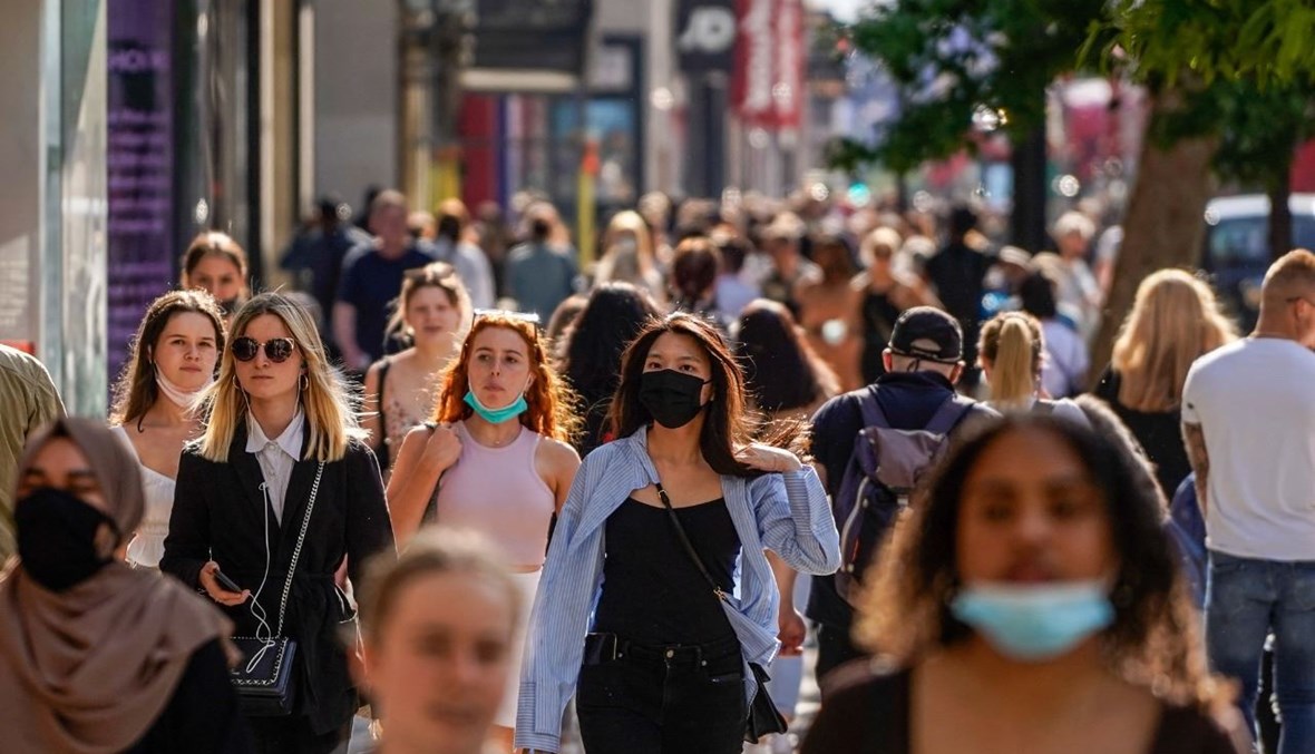 أشخاص يمشون في شارع أكسفورد في وسط لندن (7 حزيران 2021، أ ف ب).