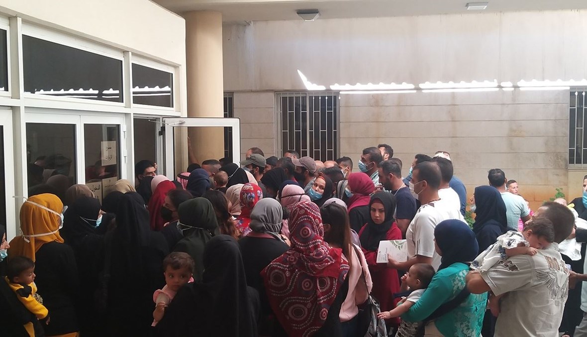 ازدحام أمام مركز توزيع الحليب المُصادَر في مستشفى الهراوي الحكومي.