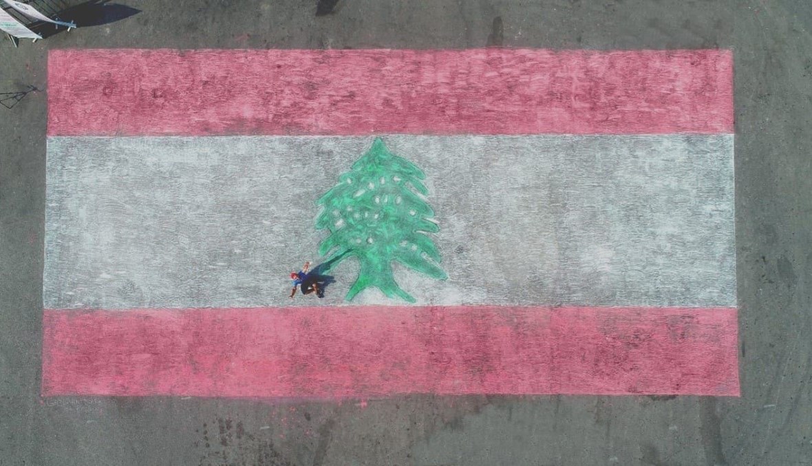 العلم اللبناني بالطبشور.