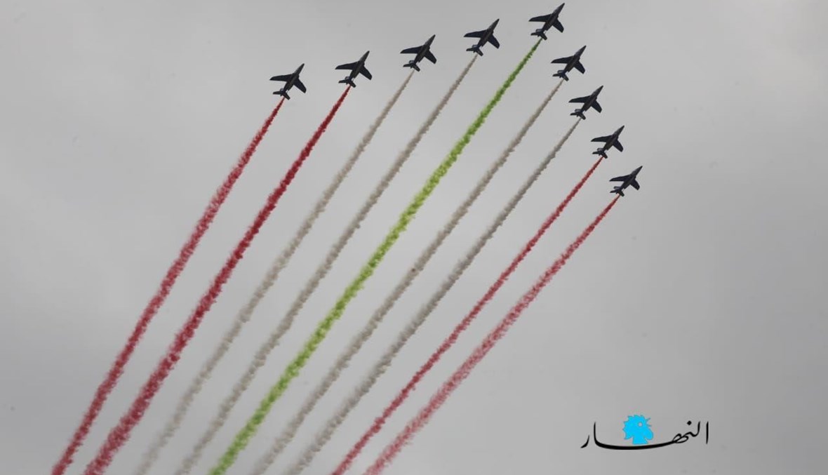 عرض عسكري لطائرات فرنسية فوق بيروت خلال زيارة الرئيس الفرنسي إيمانويل ماكرون (تصوير نبيل إسماعيل).