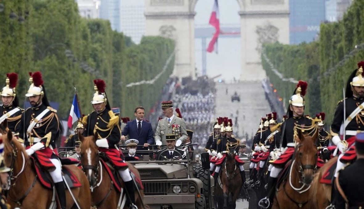 عرض عسكري في جادة الشانزيليزيه في باريس بحضور ماكرون (أ ف ب).
