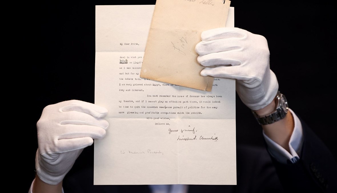 رسالة رئيس الوزراء البريطاني الأسبق ونستون تشرشل الموجّهة إلى صديقه السير فريدريك بونسونبي في دار مزادات "بونهامس" في لندن (رويترز).
