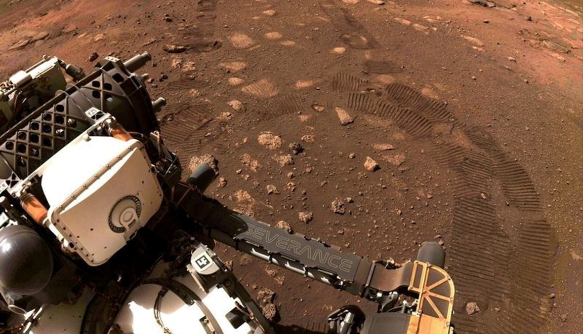 مركبة فضائيّة تجمع أول عيّنة من صخور المريخ.
