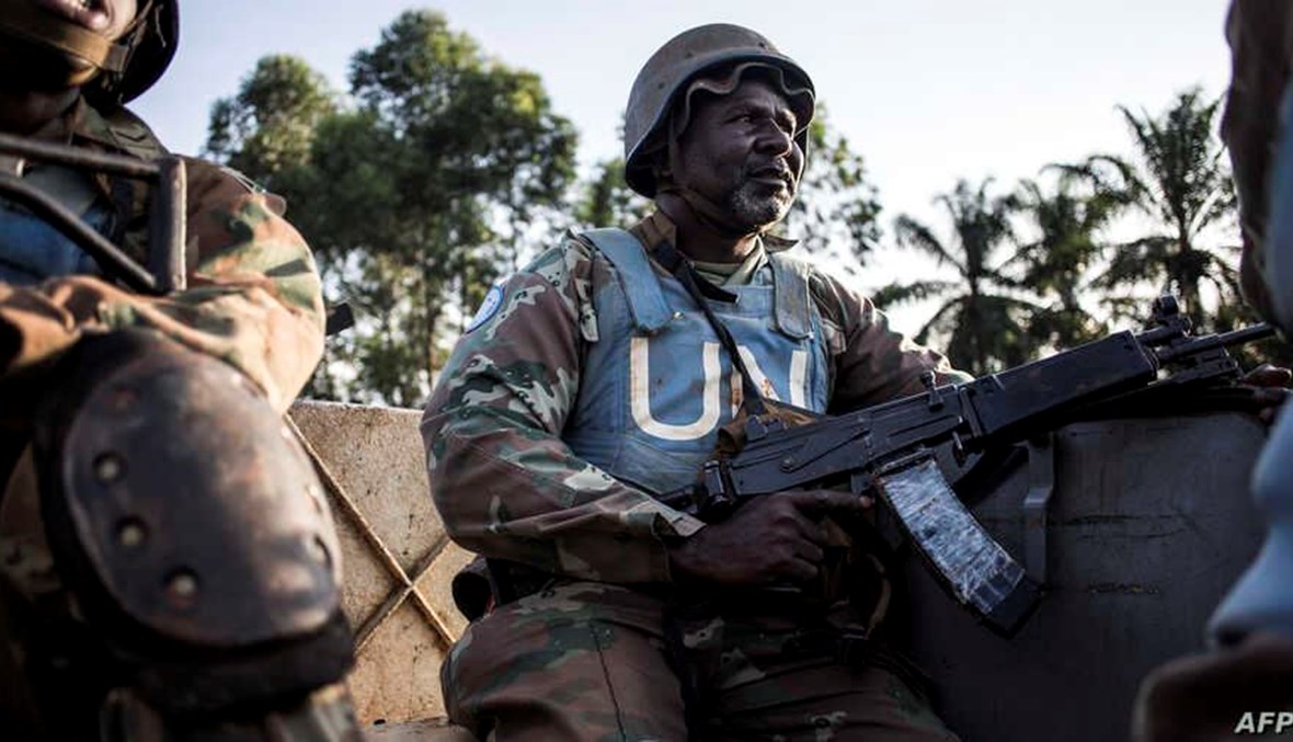 جندي من بعثة الأمم المتحدة "مونوسكو" في دورية في أويتشا بجمهورية الكونغو الديموقراطية (8 ت1 2018، أ ف ب). 