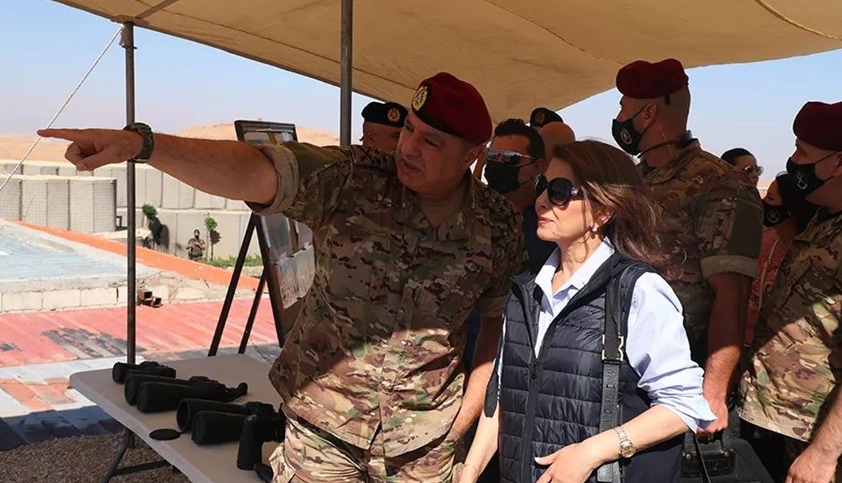 خلال جولة قائد الجيش وماجدة الرومي في رأس بعلبك (موقع الجيش اللبناني).