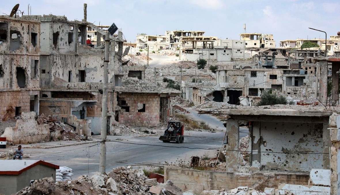 جرافة وسط مبان مدمرة في منطقة درعا البلد التابعة لمدينة درعا جنوب سوريا (12 ايلول 2021، أ ف ب). 