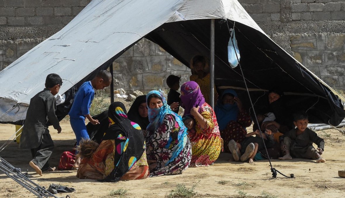 لاجئون أفغان جلسوا تحت خيمة في ضواحي كويتا في باكستان (6 ايلول 2021، ا ف ب). 