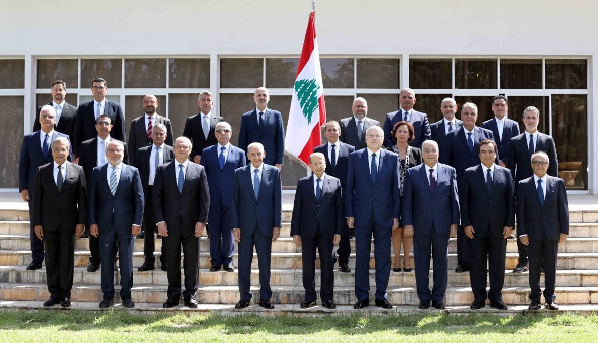 الرؤساء عون وبري وميقاتي يتقدمون الوزراء الجدد في الصورة التقليدية للحكومة في قصر بعبدا (نبيل إسماعيل).