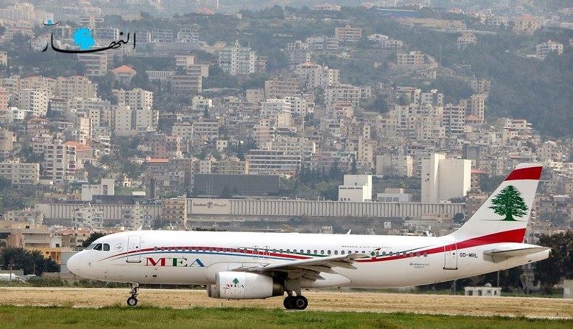 طائرة تابعة لطيران الشرق الأوسط في مدرّج مطار رفيق الحريري الدولي (تصوير نبيل إسماعيل).